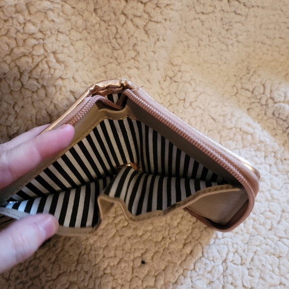 Betsy johnson wallet - Picture 3 of 4